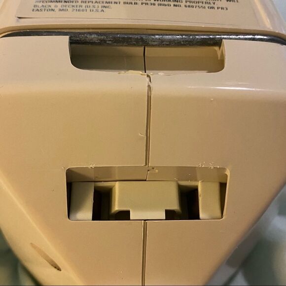 Black and Decker SPOTLITER, Electric, Rechargeable Flashlight, Wall Mount Offer? - Picture 7 of 8